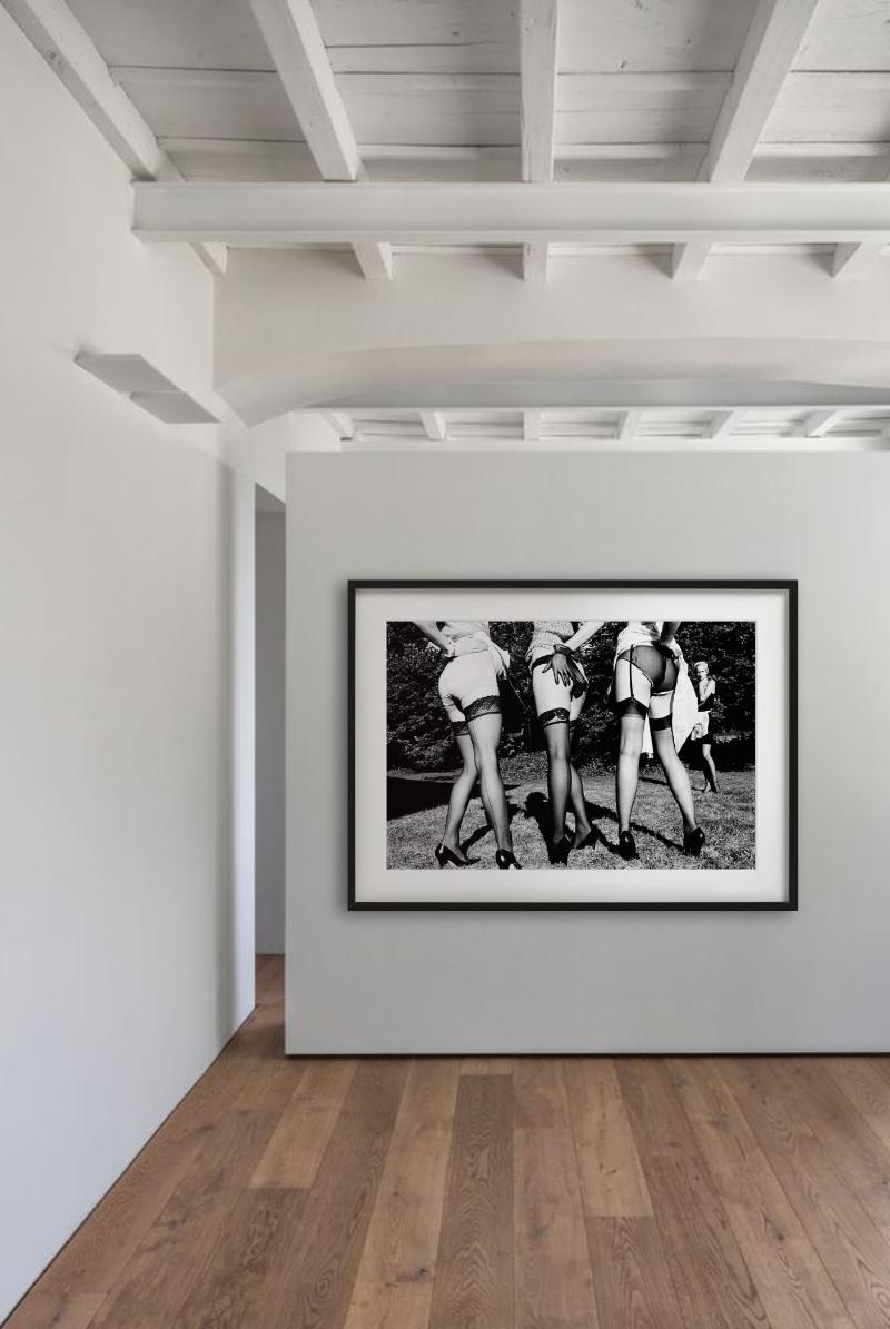 Beinbein-Show, Geschichte von Olga, Kunstfotografie (Grau), Black and White Photograph, von Ellen von Unwerth