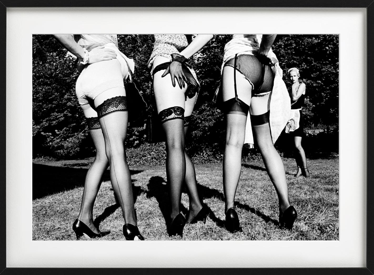 Freches Bild von drei Modellen mit Hosenträgern in den 40er Jahren  Vintage-Stil von hinten.

Alle Drucke sind in limitierter Auflage erhältlich. Erhältlich in mehreren Größen. Hochwertige Einrahmung auf Anfrage.

Alle Drucke werden von der