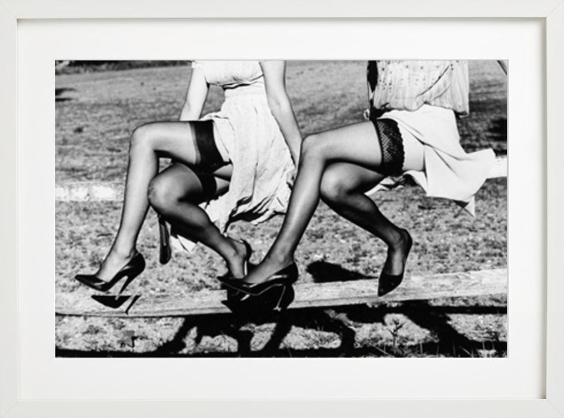 Show II mit Beinen - Modelle in Stockings, die auf einem Zaun sitzen, Kunstfotografie, 2002 im Angebot 2