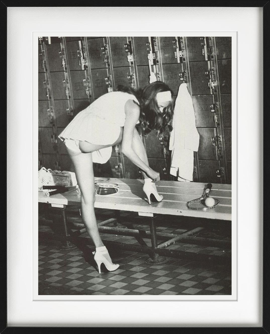 Leilani Bishop, Tennis Club, pour Vogue Italia, nouant son talon photographiée par Ellen von Unwerth, 1994.

Tous les tirages sont en édition limitée. Disponible en plusieurs tailles. Encadrement haut de gamme sur demande.

Toutes les impressions