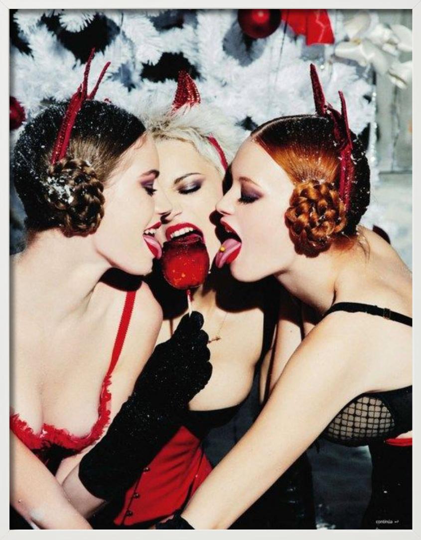 Lick This - Three Models with a Candy Apple, Heimat, Kunstfotografie, 2015 im Angebot 6
