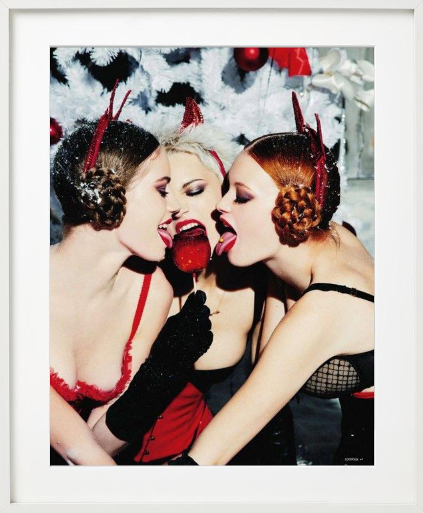 Lick This - Three Models with a Candy Apple, Heimat, Kunstfotografie, 2015 – Photograph von Ellen von Unwerth