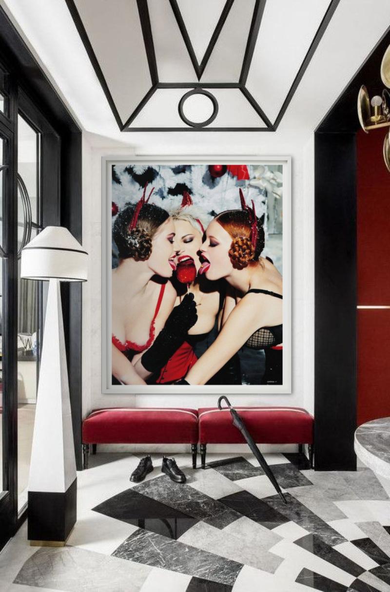 Lick This - Three Models with a Candy Apple, Heimat, Kunstfotografie, 2015 (Zeitgenössisch), Photograph, von Ellen von Unwerth