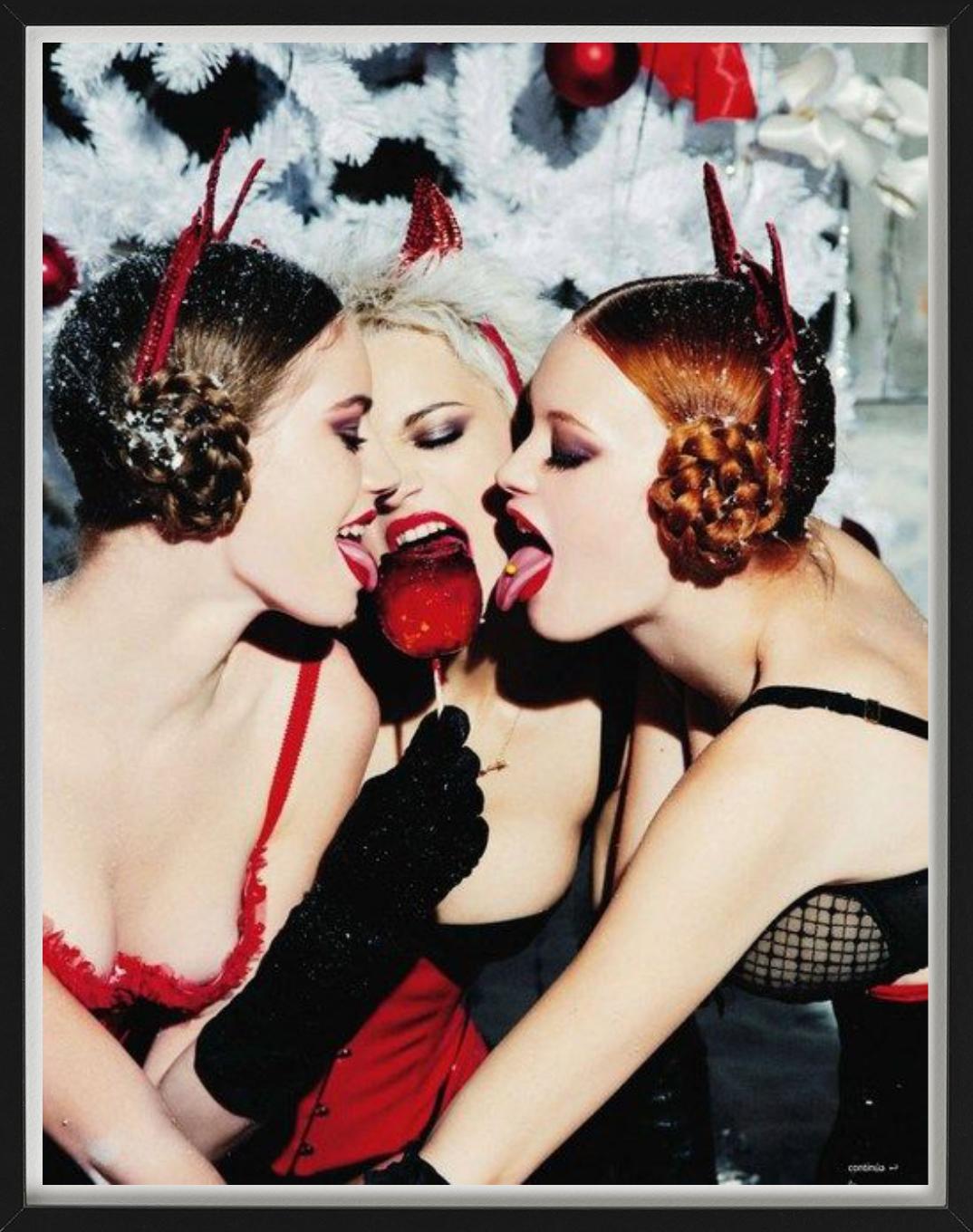 Lick This - Three Models with a Candy Apple, Heimat, Kunstfotografie, 2015 (Beige), Color Photograph, von Ellen von Unwerth