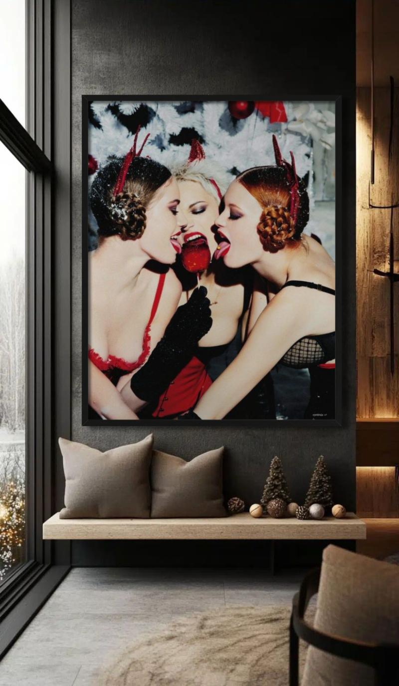 Drei Frauen lecken einen Liebesapfel, fotografiert von Ellen von Unwerth für ihre 
