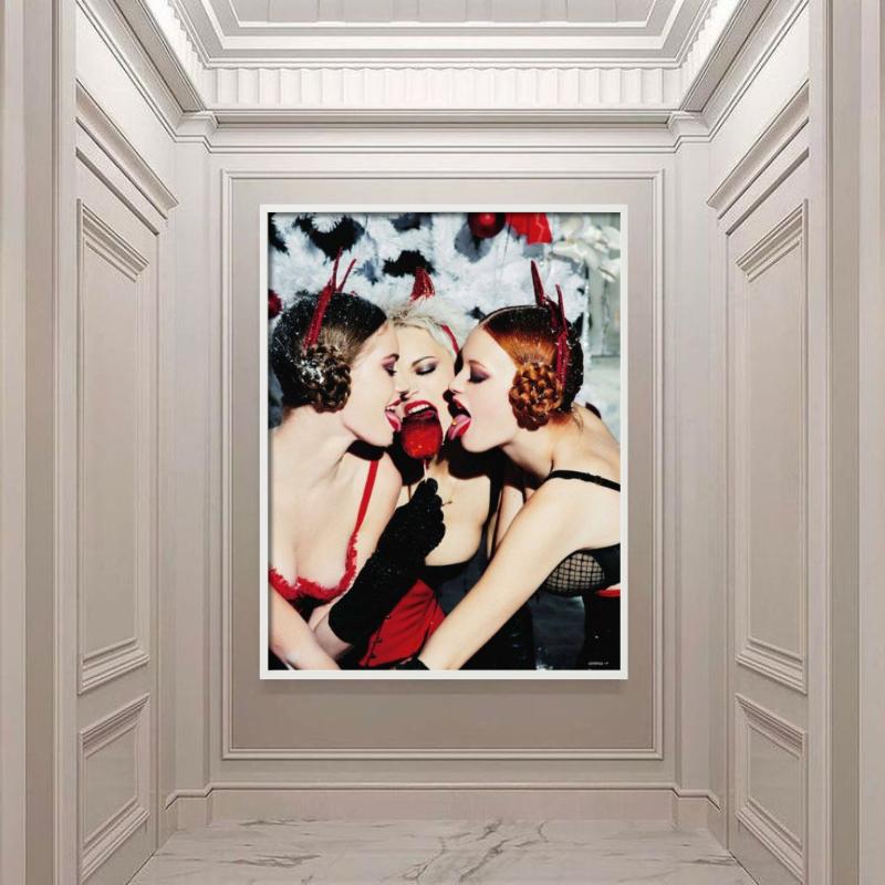 Lick This - Three Models with a Candy Apple, Heimat, Kunstfotografie, 2015 im Angebot 2