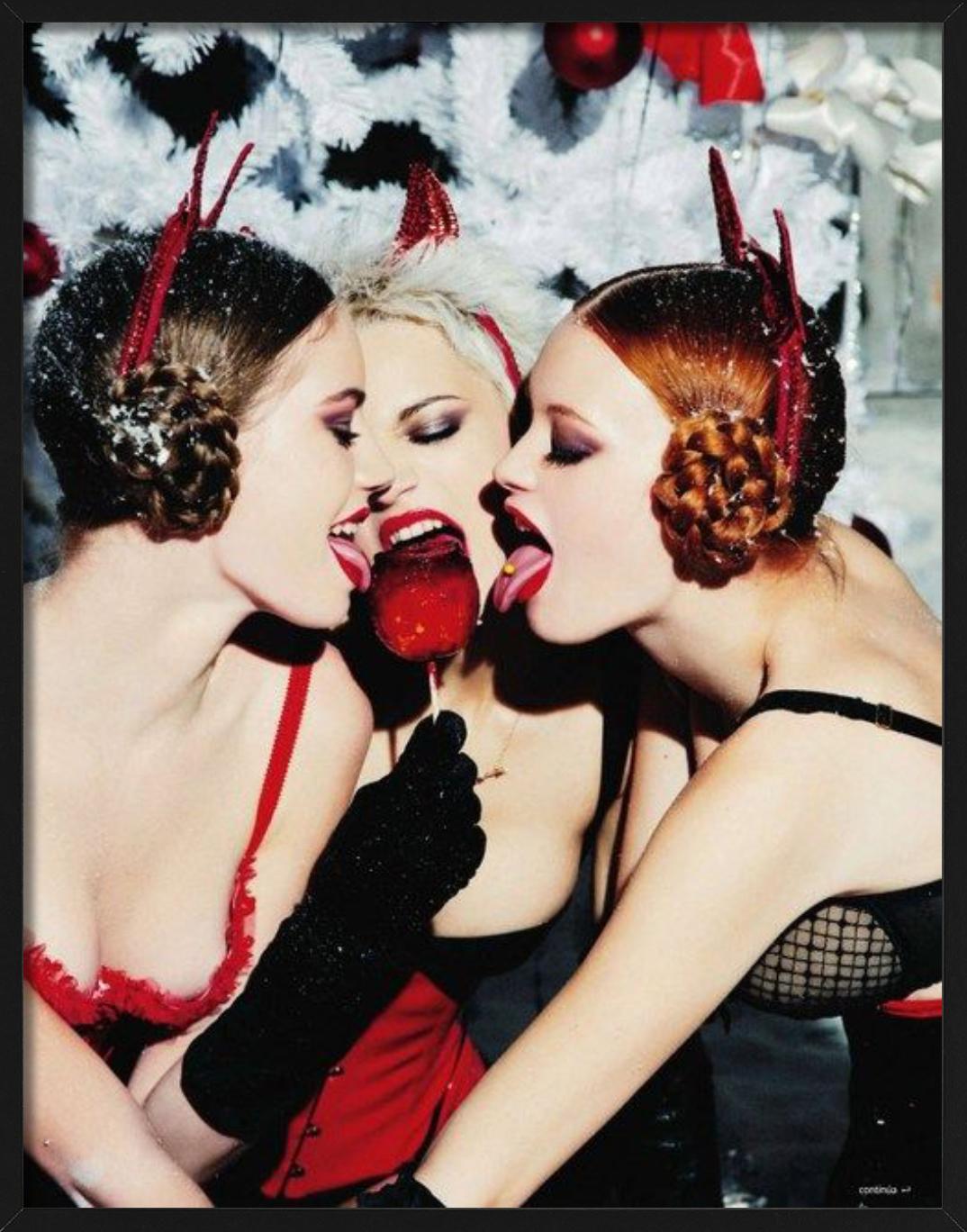 Lick This - Three Models with a Candy Apple, Heimat, Kunstfotografie, 2015 im Angebot 4