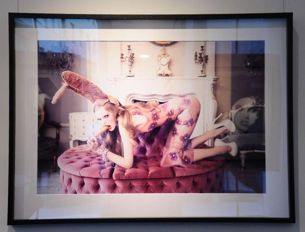 Little Beast - Model posiert in rosafarbenem Latexkleid mit hohen Absatz und bunten Ohren  – Photograph von Ellen von Unwerth