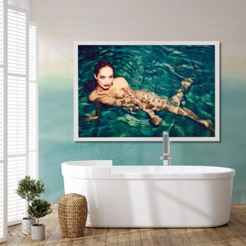 Luma Grothe per Vogue Brasil - modella nuda che nuota sott'acqua in un mare blu in vendita 5