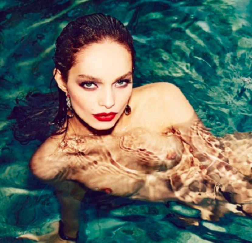 Luma Grothe per Vogue Brasil - modella nuda che nuota sott'acqua in un mare blu in vendita 6