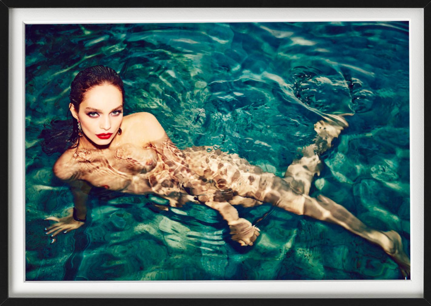Luma Grothe pour Vogue Brasil - mannequin nu nageant sous l'eau dans une mer bleue - Contemporain Photograph par Ellen von Unwerth