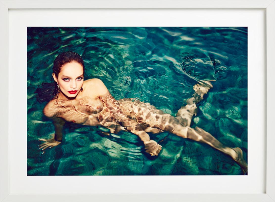 Luma Grothe pour Vogue Brasil - mannequin nu nageant sous l'eau dans une mer bleue en vente 1