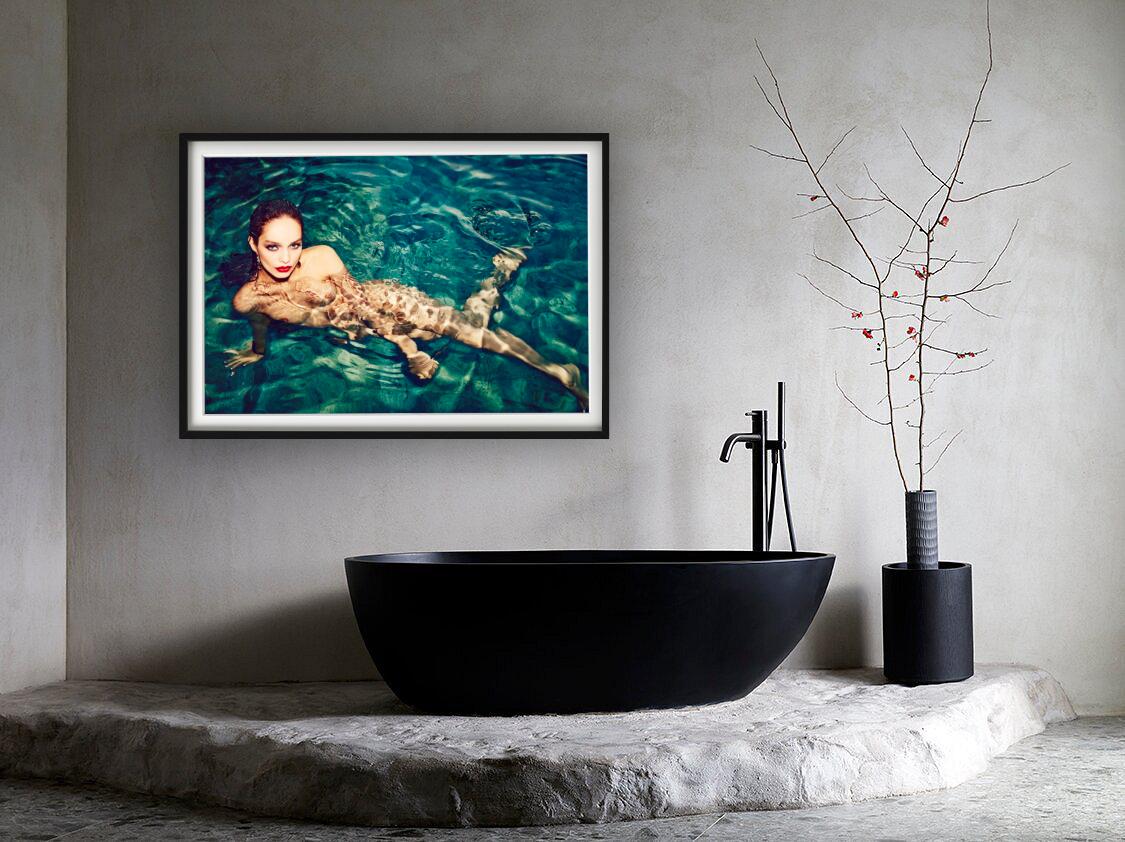 Luma Grothe pour Vogue Brasil - mannequin nu nageant sous l'eau dans une mer bleue en vente 4