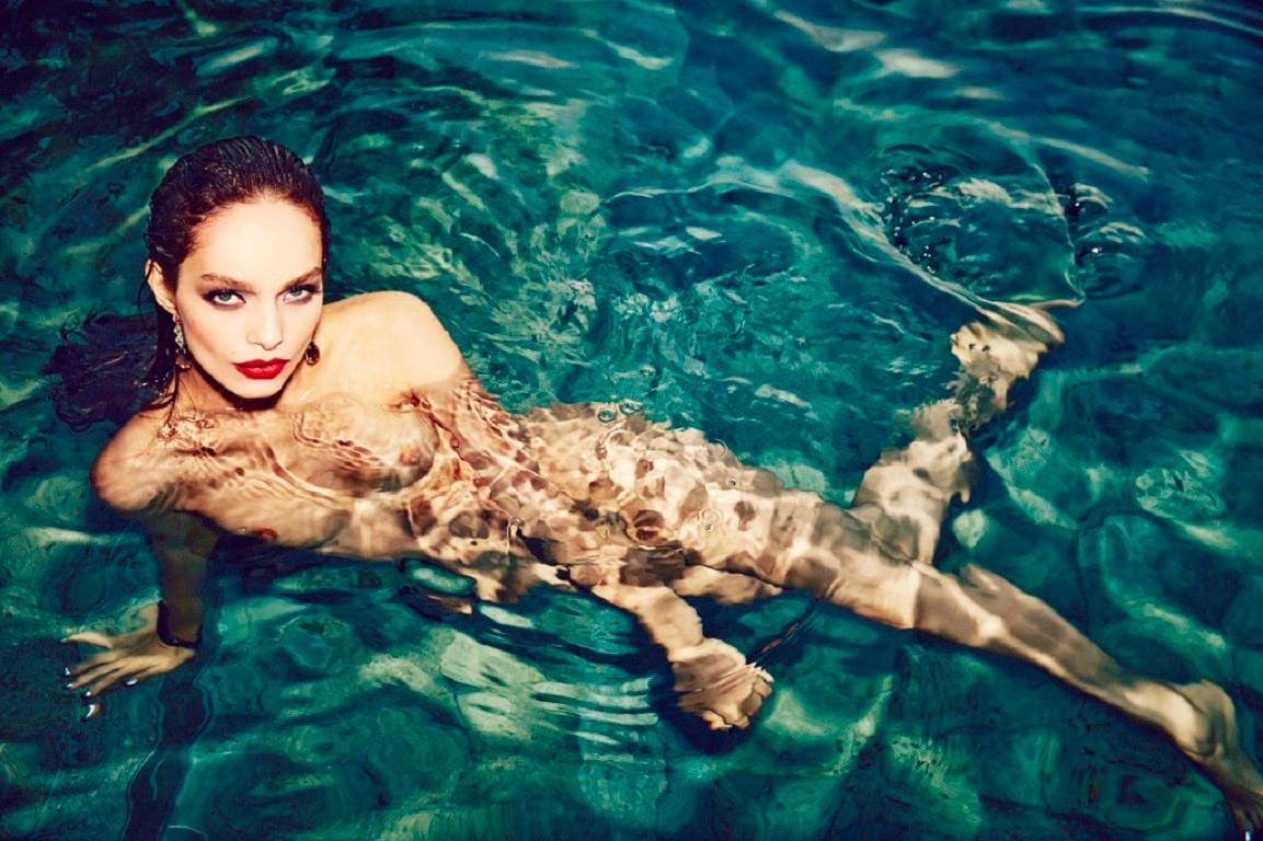 Color Photograph di Ellen von Unwerth - Luma Grothe per Vogue Brasil - modella nuda che nuota sott'acqua in un mare blu