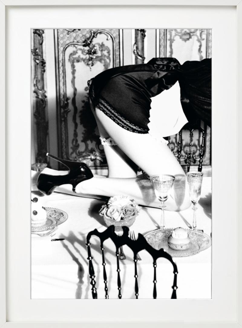 Maide montant sur une table de salle à manger d'un style vintage en vente 6