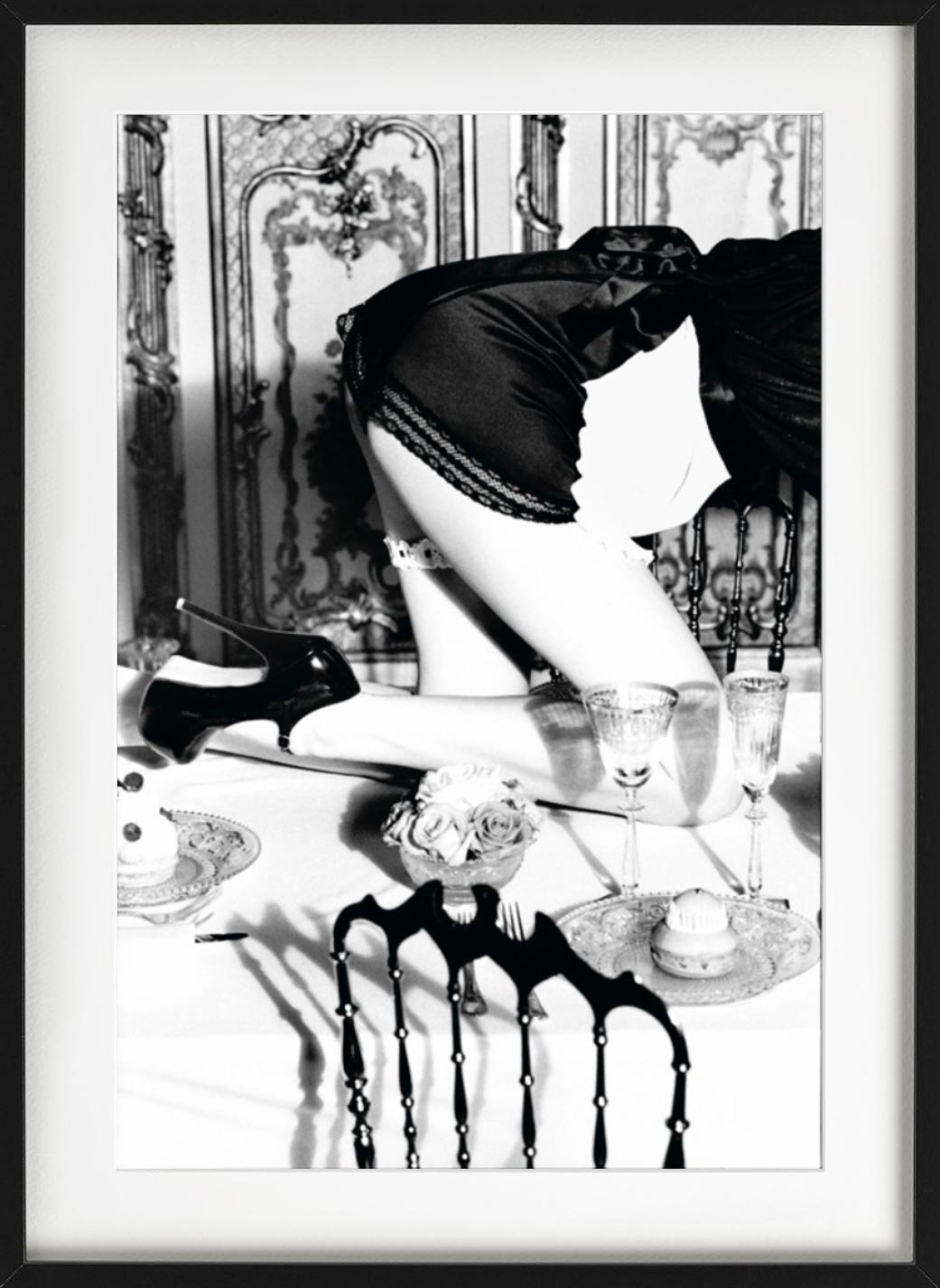 MAID - rampant sur une table à manger en look vintage

PREISS FINE ARTS est l'une des principales galeries de photographie d'art au monde, représentant les artistes contemporains les plus célèbres.

Ellen von Unwerth est l'une des photographes les