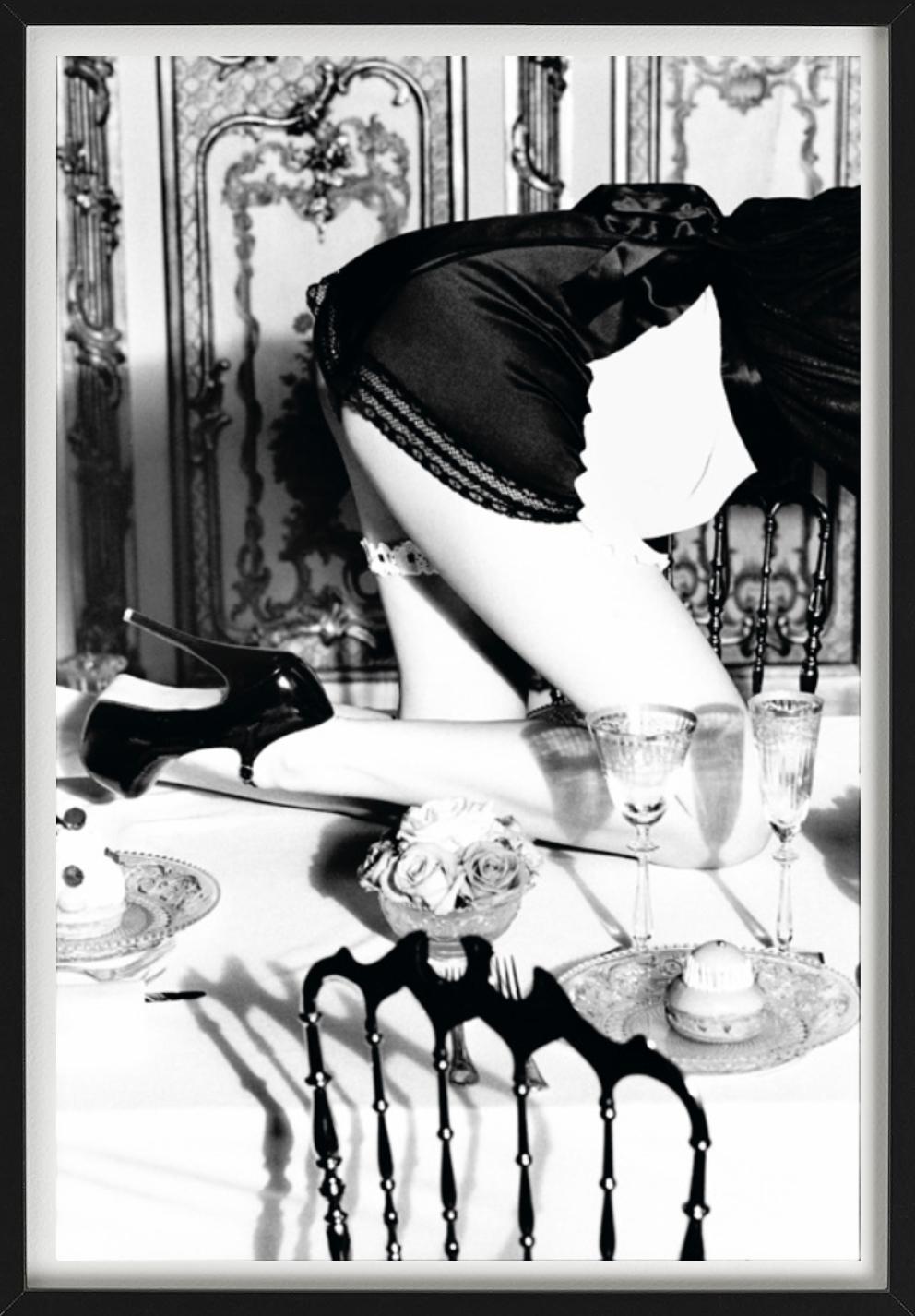 Maide montant sur une table de salle à manger d'un style vintage en vente 1