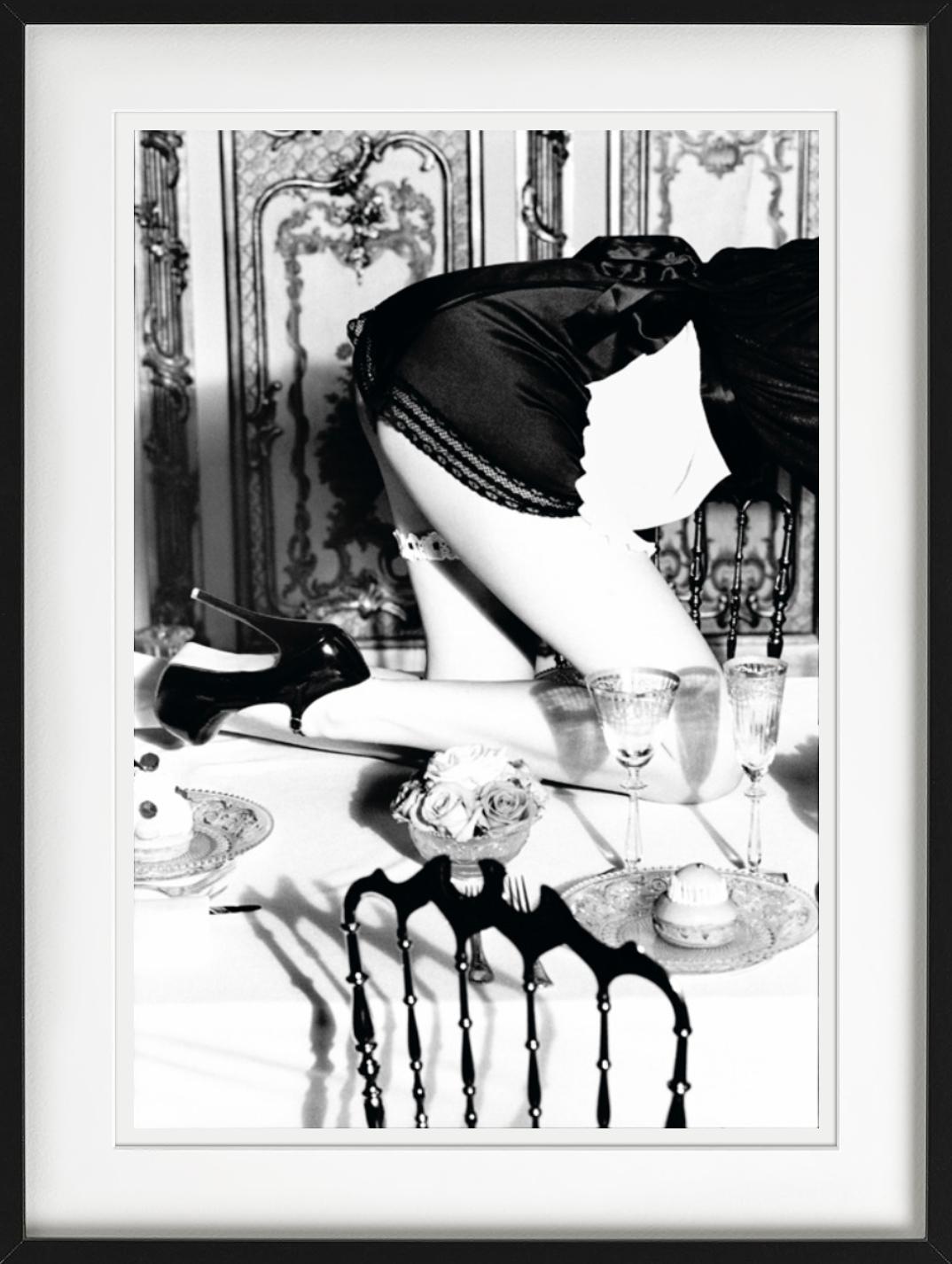 Maide montant sur une table de salle à manger d'un style vintage en vente 3