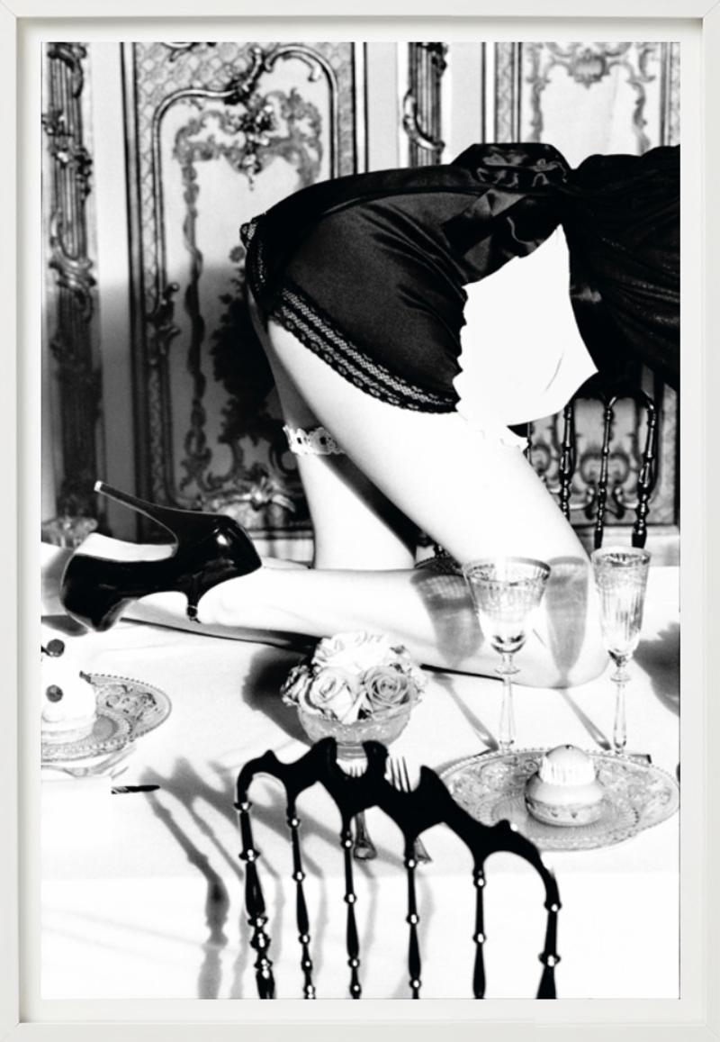 Maide montant sur une table de salle à manger d'un style vintage en vente 4