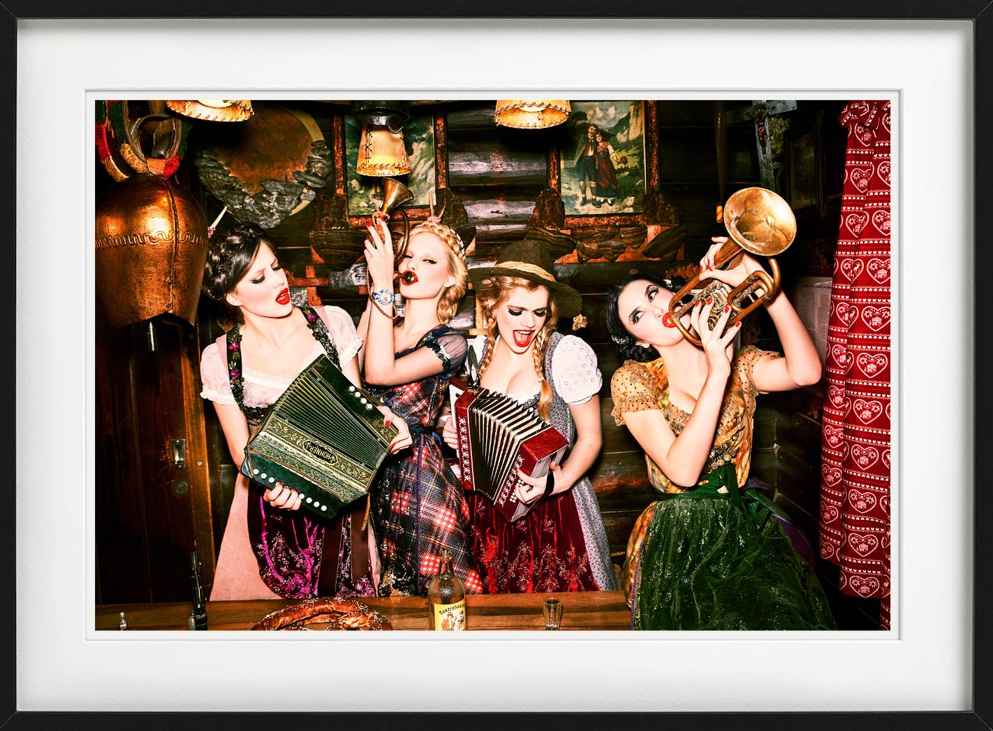 Musikantenstadl - Frauen in Dirndl beim Spielen mit Instrumenten, Kunstfotografie 2015 im Angebot 6
