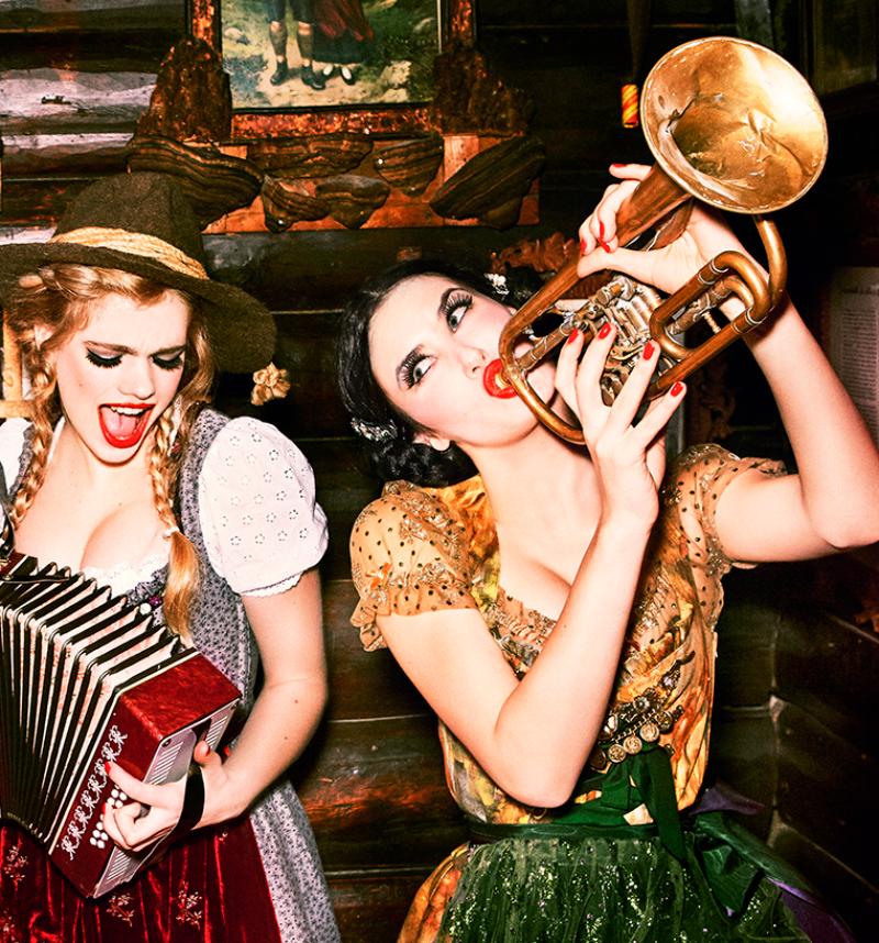 Vier Frauen in traditioneller deutscher Kleidung, die traditionelle Instrumente spielen, fotografiert von Ellen von Unwerth im Jahr 2015 für ihre Serie 