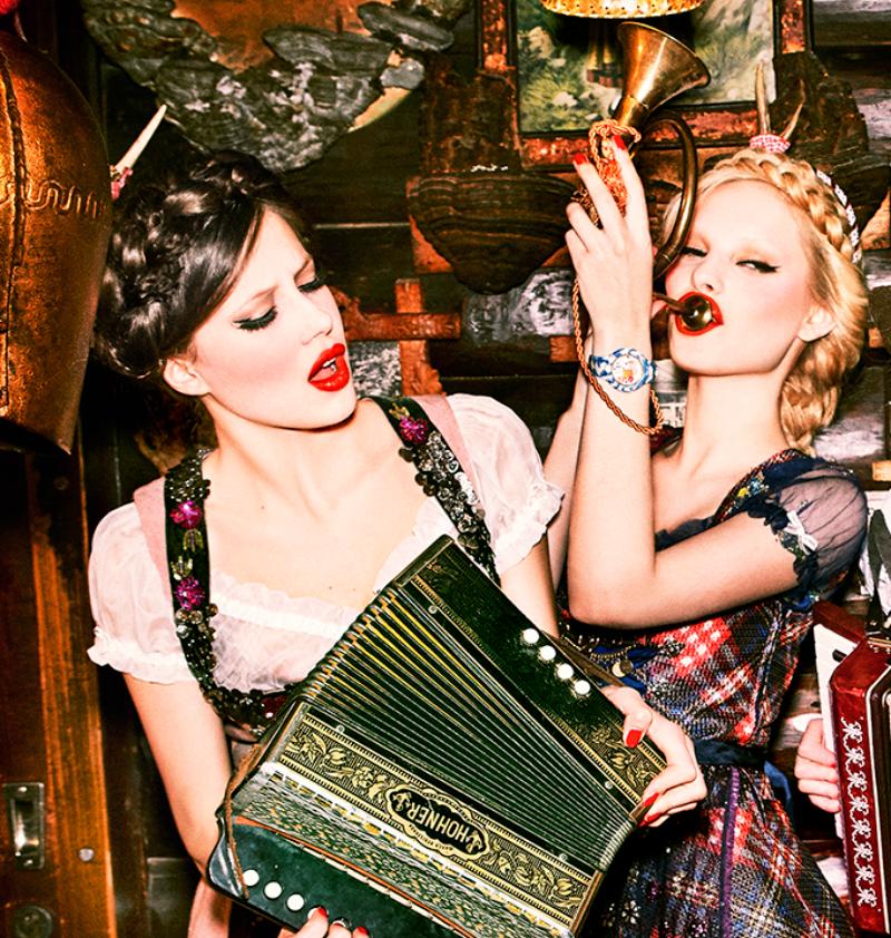 Musikantenstadl - Frauen in Dirndl beim Spielen mit Instrumenten, Kunstfotografie 2015 im Angebot 1