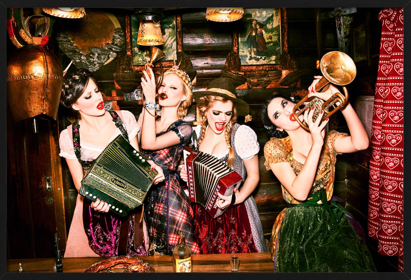 Musikantenstadl - Frauen in Dirndl beim Spielen mit Instrumenten, Kunstfotografie 2015 im Angebot 4