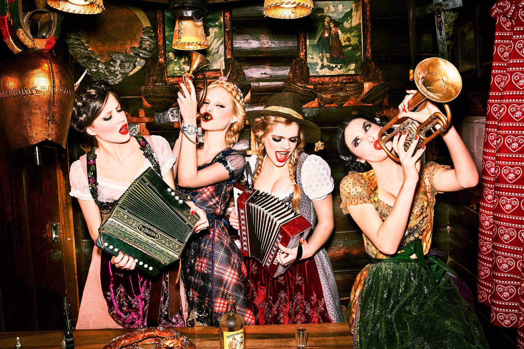 Ellen von Unwerth Black and White Photograph – Musikantenstadl - Frauen in Dirndl beim Spielen mit Instrumenten, Kunstfotografie 2015