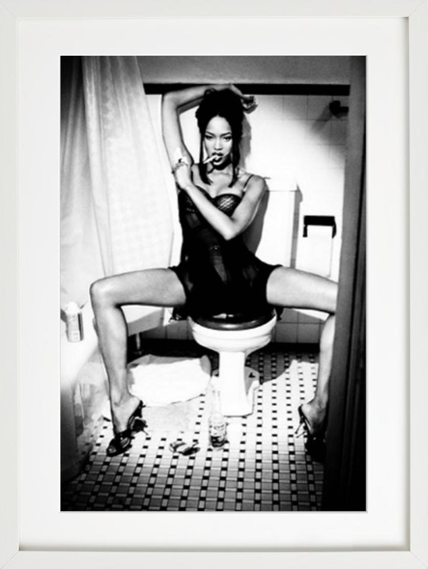 'Naomi Campbell Shaving' - the model sitting on a toilet, fine art photography - Photograph by Ellen von Unwerth