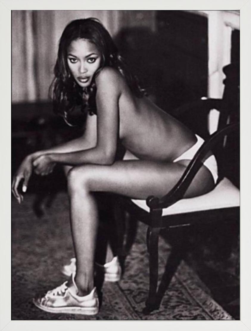 « Naomi Campbell - le top mannequin nu dans des baskets, photographie d'art, 1994 - Contemporain Photograph par Ellen von Unwerth