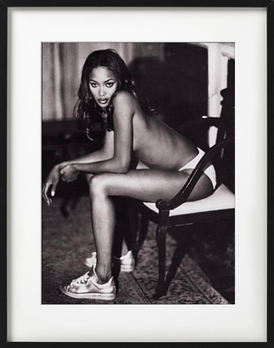 « Naomi Campbell - le top mannequin nu dans des baskets, photographie d'art, 1994 en vente 1
