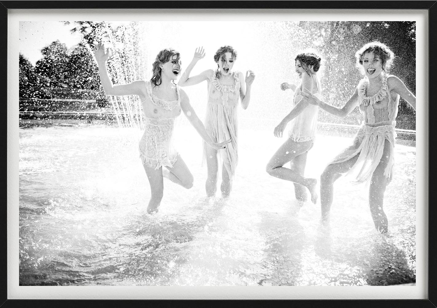 Nr. 51, The Story of Olga, photographie d'art, 2010-12 - Gris Black and White Photograph par Ellen von Unwerth