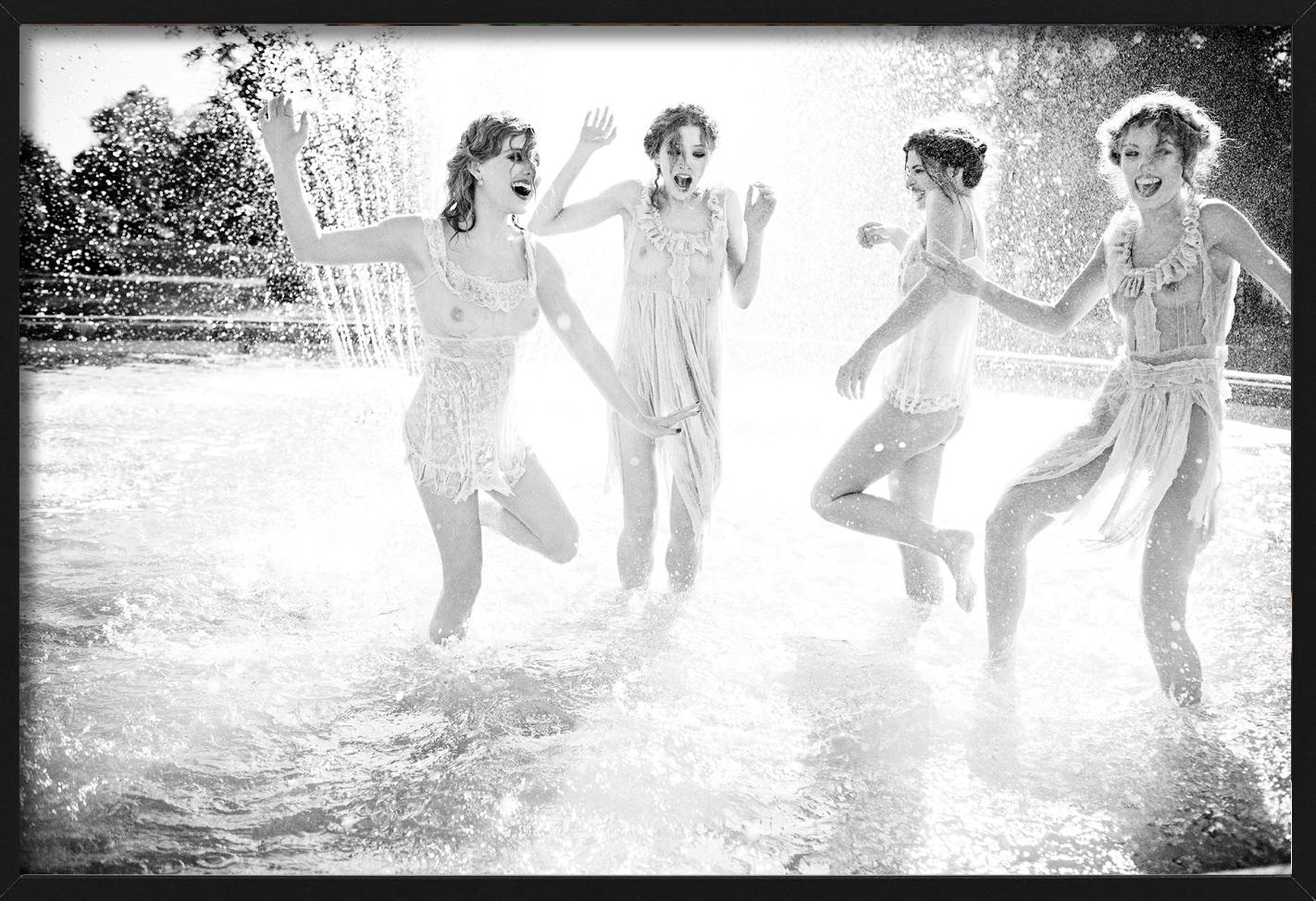 Photographie en noir et blanc de quatre modèles sautant et jouant dans une fontaine, réalisée par l'extraordinaire Ellen Von Unwerth pour sa série de photos The Story of Olga.

Tous les tirages sont en édition limitée. Disponible en plusieurs
