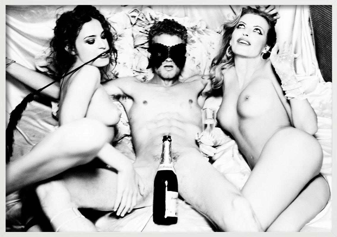 N° 81, L'histoire d'Olga, photographie d'art, 2010-12 - Gris Nude Photograph par Ellen von Unwerth