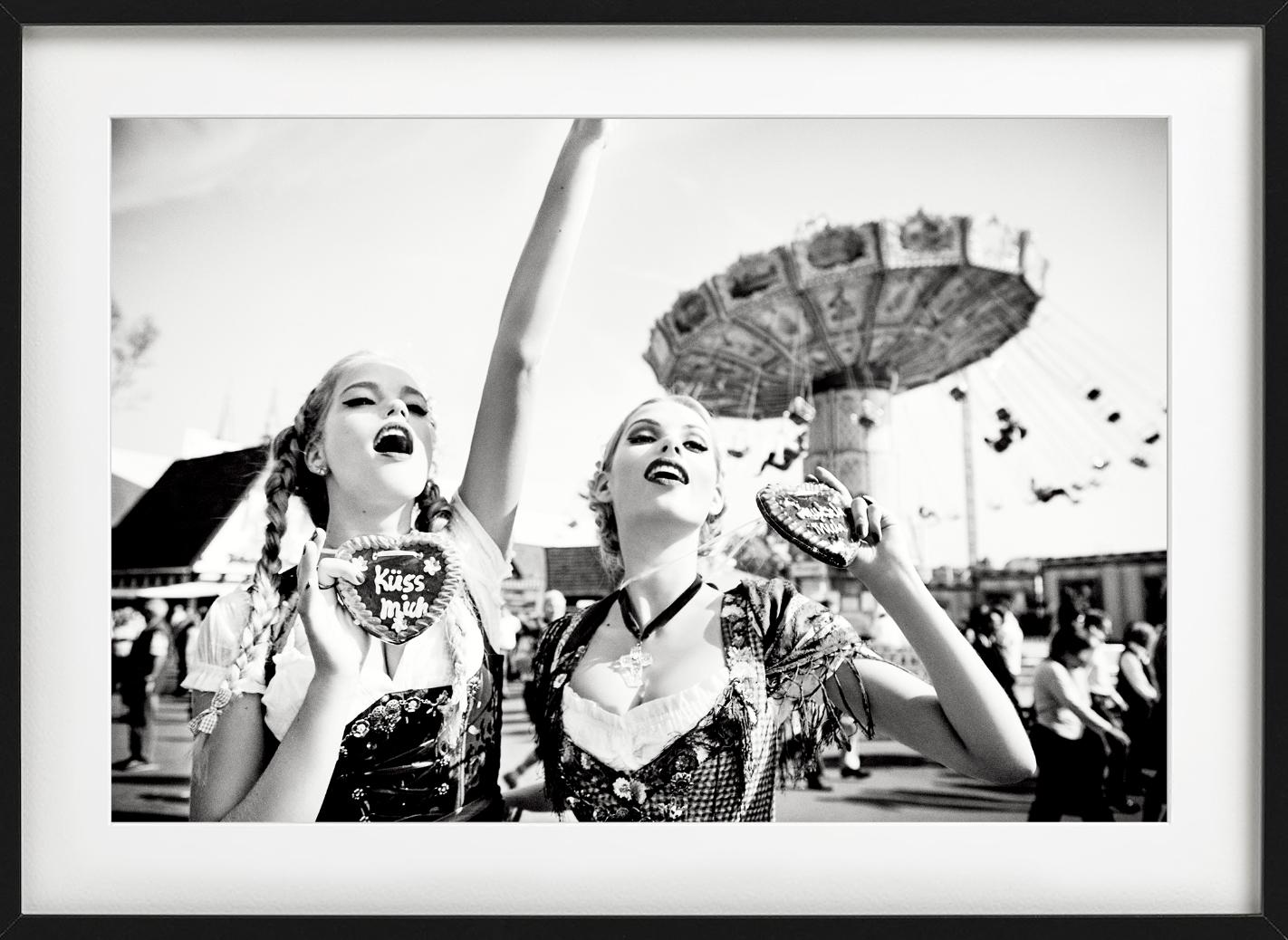 Oktoberfest - Zwei Modelle, die Gänseblümchenherzen halten, Kunstfotografie, 2015 im Angebot 5