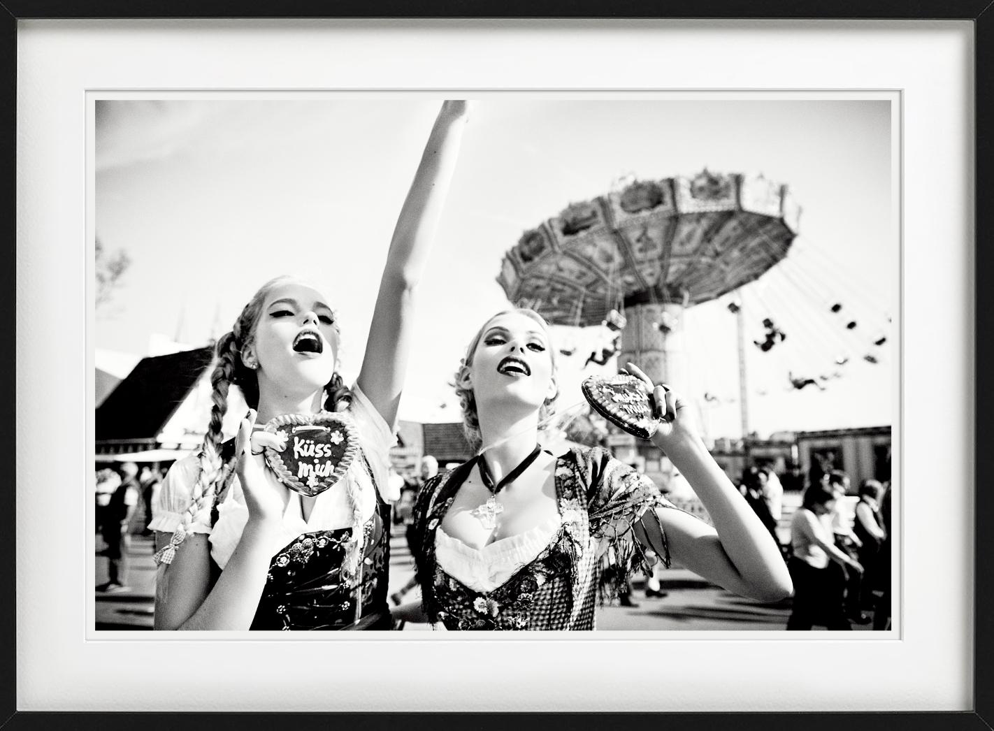 Oktoberfest - Zwei Modelle, die Gänseblümchenherzen halten, Kunstfotografie, 2015 im Angebot 6