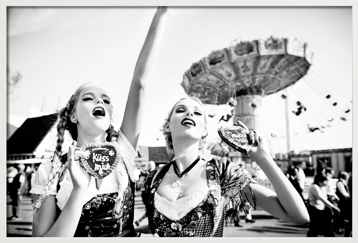 Oktoberfest - Zwei Modelle, die Gänseblümchenherzen halten, Kunstfotografie, 2015 – Photograph von Ellen von Unwerth