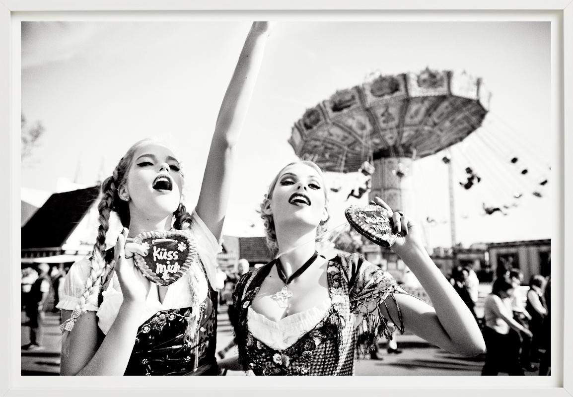 Oktoberfest - Zwei Modelle, die Gänseblümchenherzen halten, Kunstfotografie, 2015 (Zeitgenössisch), Photograph, von Ellen von Unwerth