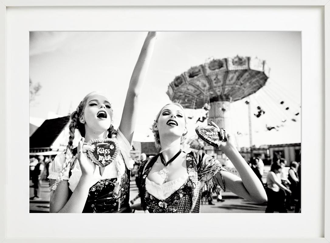 Oktoberfest - Zwei Modelle, die Gänseblümchenherzen halten, Kunstfotografie, 2015 (Grau), Black and White Photograph, von Ellen von Unwerth