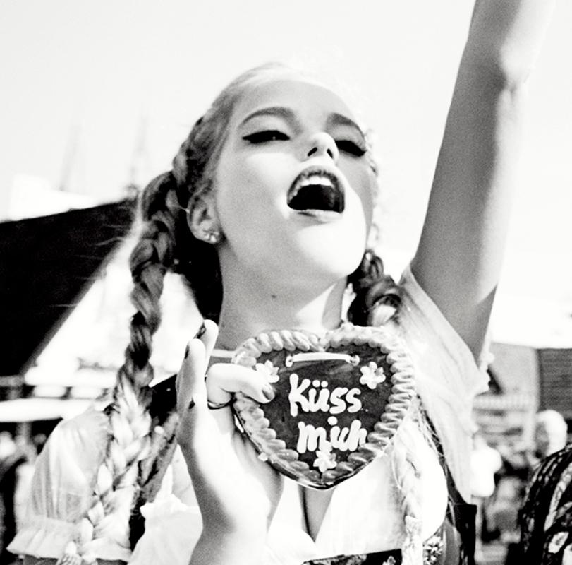 Oktoberfest - Zwei Modelle, die Gänseblümchenherzen halten, Kunstfotografie, 2015 im Angebot 1