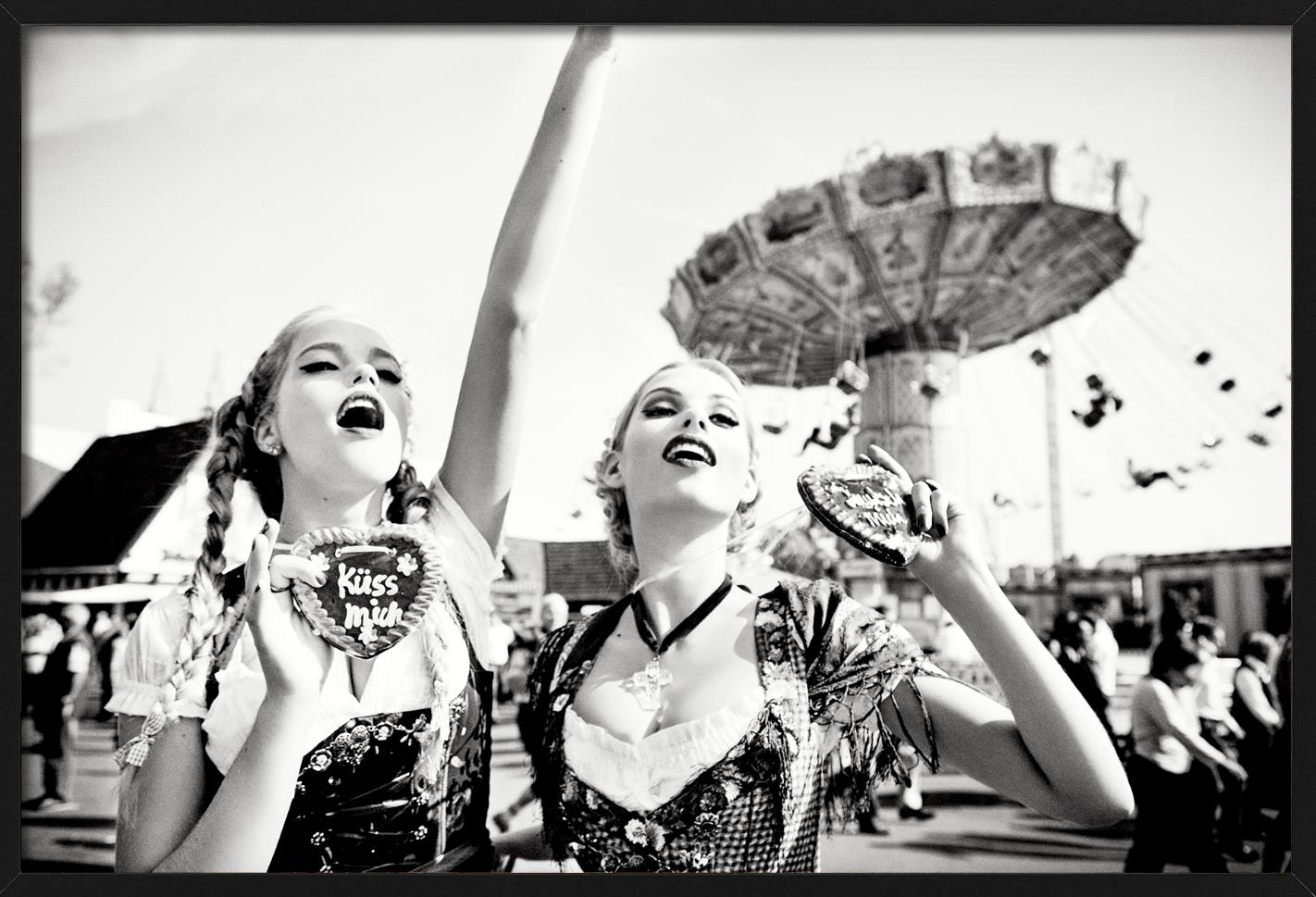 Oktoberfest - Zwei Modelle, die Gänseblümchenherzen halten, Kunstfotografie, 2015 im Angebot 4