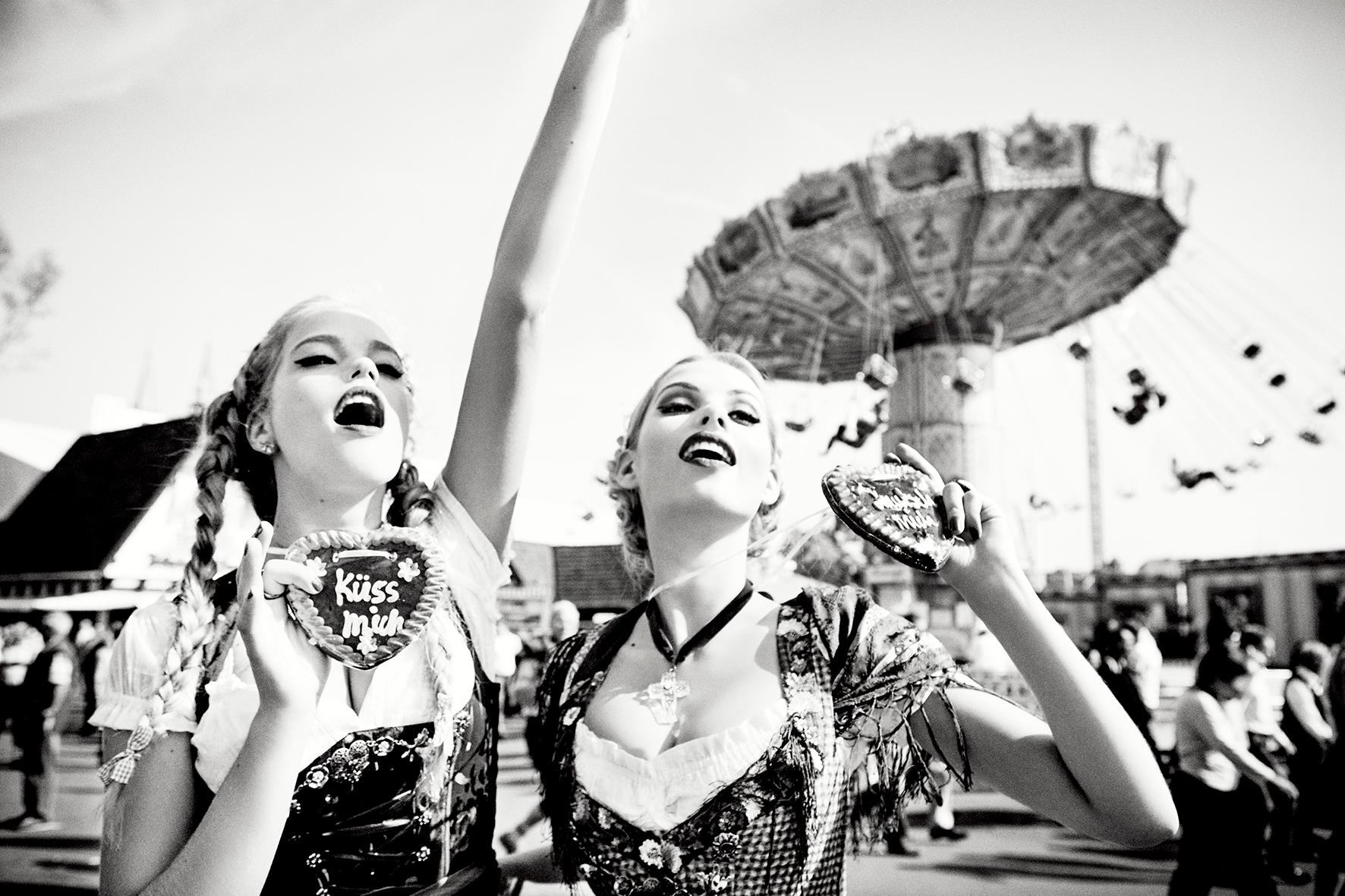 Ellen von Unwerth Black and White Photograph – Oktoberfest - Zwei Modelle, die Gänseblümchenherzen halten, Kunstfotografie, 2015