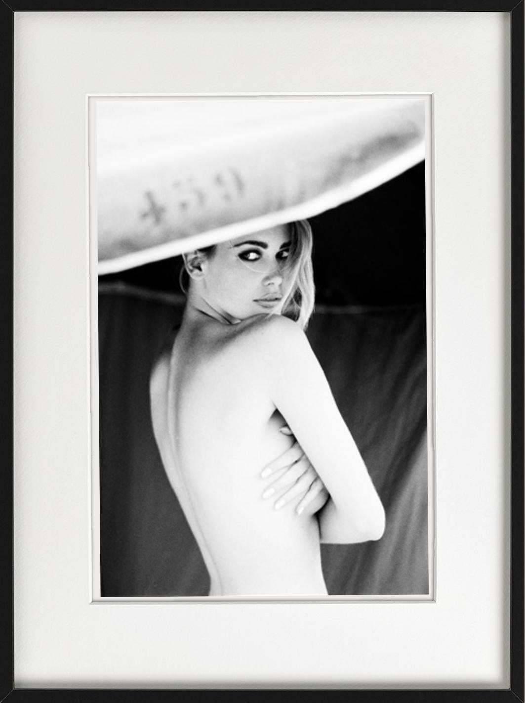 Parasol - Nude Portrait of Topmodel Claudia Schiffer, Fine Art Photography, 1990 For Sale 1