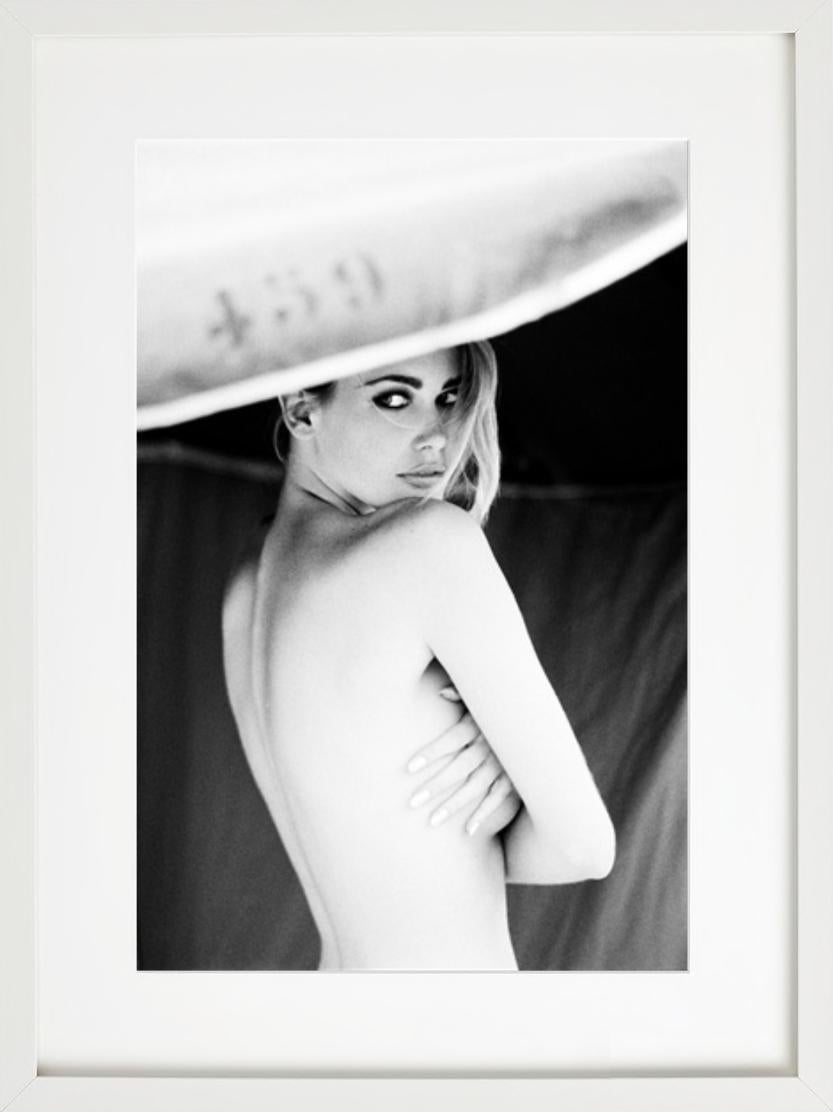 Parasol - Nude Portrait of Topmodel Claudia Schiffer, Fine Art Photography, 1990 For Sale 4