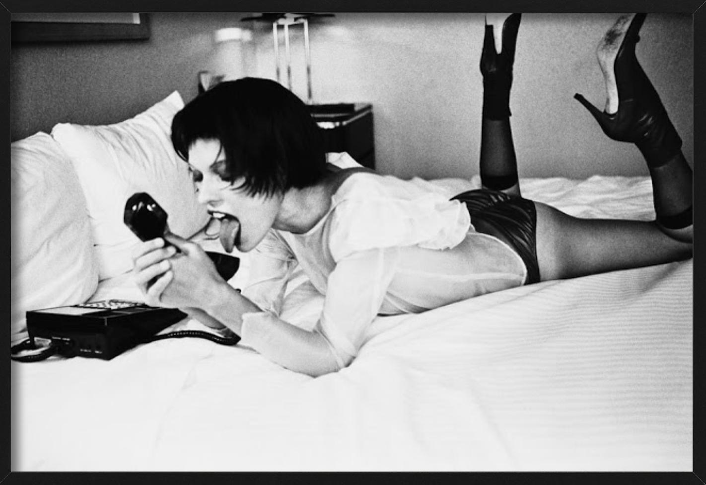 Sesso al telefono - Milla Jovovic su un letto con un telefono, Fine Art Photography, 2019 in vendita 2