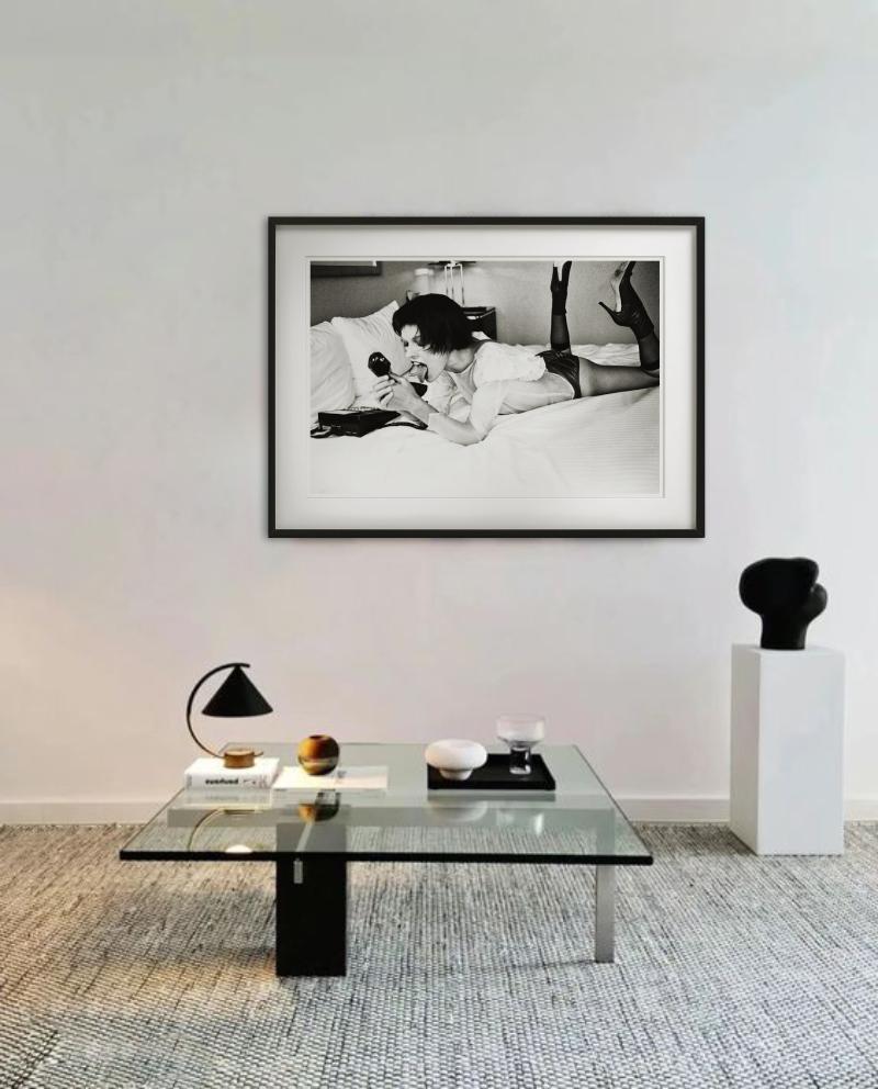 Sesso al telefono - Milla Jovovic su un letto con un telefono, Fine Art Photography, 2019 in vendita 4