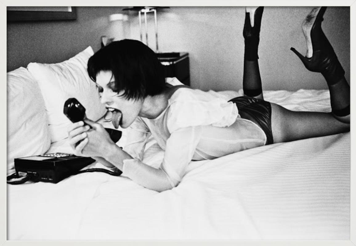 Sesso al telefono - Milla Jovovic su un letto con un telefono, Fine Art Photography, 2019 in vendita 6