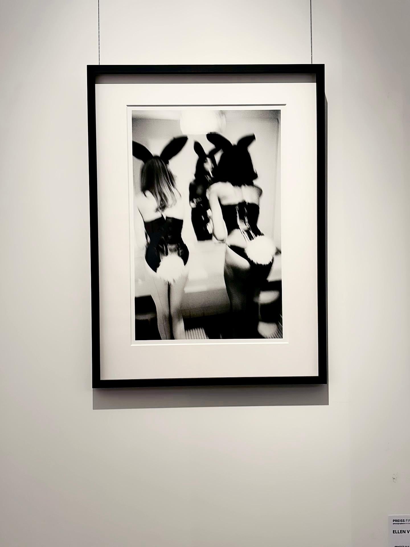 Playboy Bunnies, NYC - Modelle davanti allo specchio, Fine Art Photography, 1995 in vendita 7
