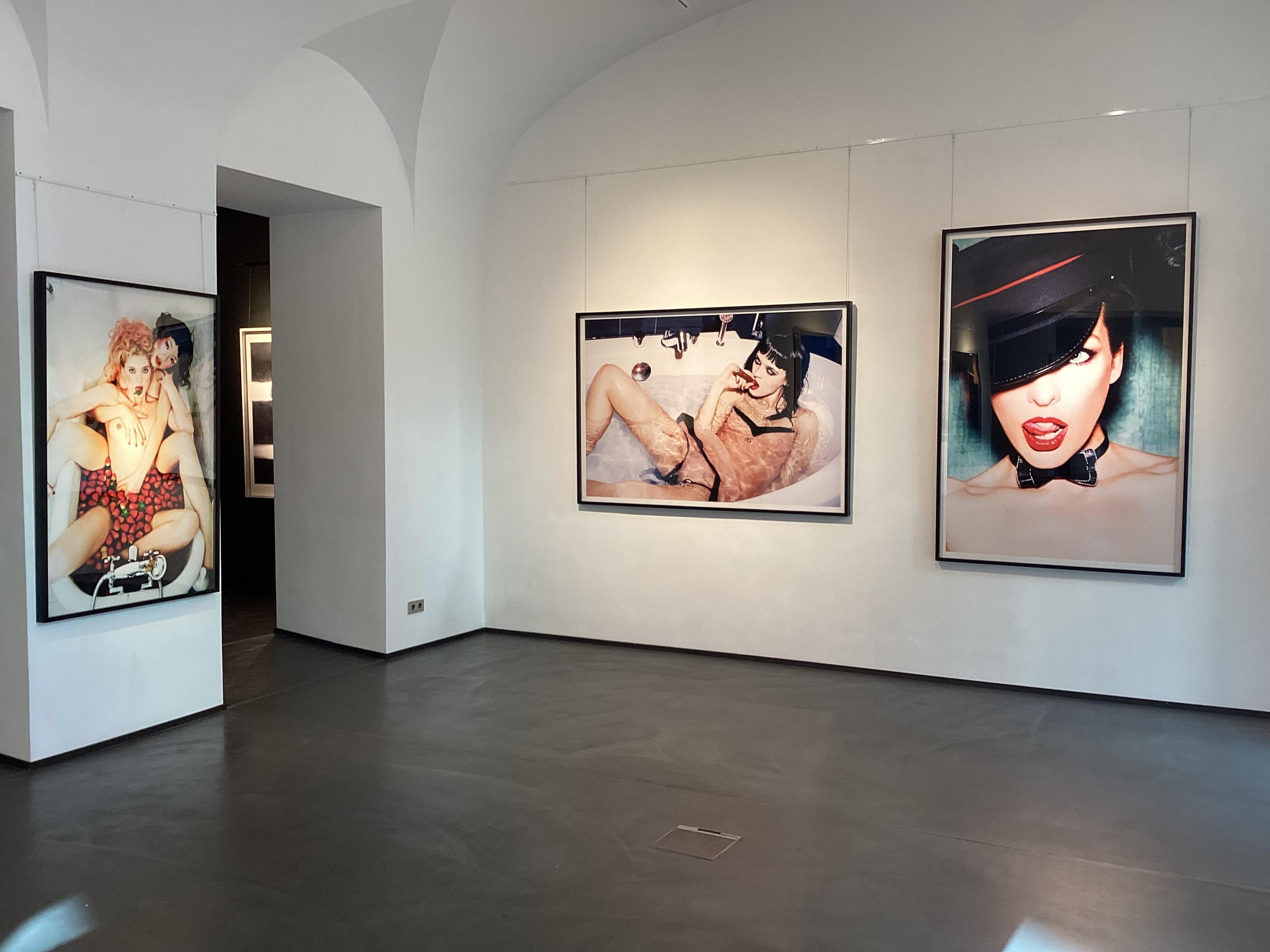 Sangria – zwei Models, die ein Bath mit Erdbeerbeeren halten, Kunstfotografie, 2010 im Angebot 6