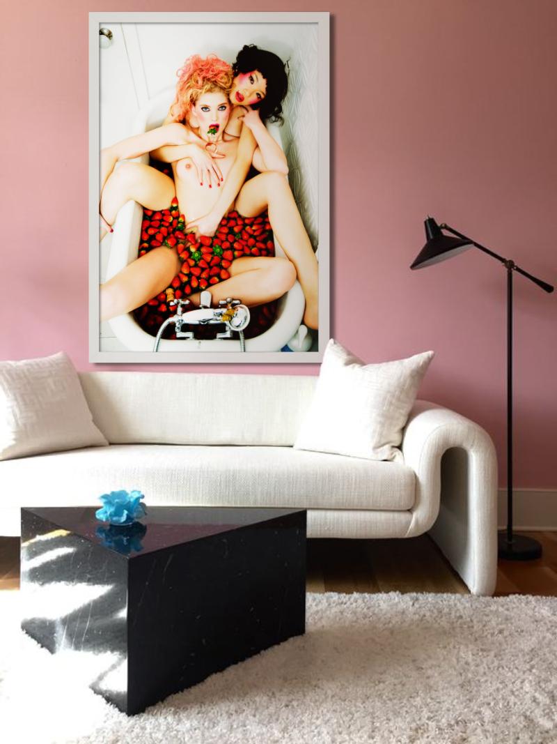 Sangria – zwei Models, die ein Bath mit Erdbeerbeeren halten, Kunstfotografie, 2010 im Angebot 2